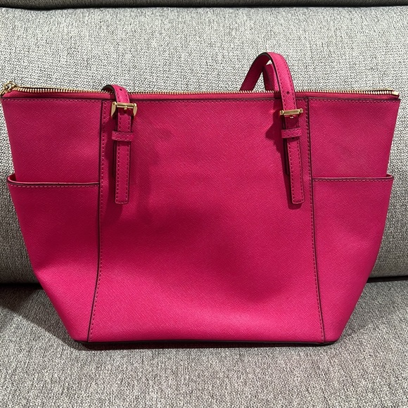Michael Kors HOT pink Jet set tote! Great condition, barely used - Picture 2 of 6